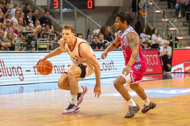 duel between Justus Hollatz FC Bayern Muenchen, 21 and Zachery Cooks Telekom Baskets Bonn, 03 Telekom Baskets Bonn vs FC Bayern Muenchen, basketball, e@sy credit BBL, semi-final, 3 match, 2025 2026 season, 04 06 2026 Telekom Baskets Bonn vs FC Bayern Muenchen, basketball, e@sy credit BBL, semi-final, 3 match, 2025 2026 season, 04 06 2026 Bonn Copyright: xEibner-Pressefoto ThomasxHaeslerx EP_THR