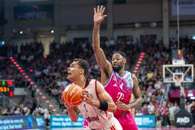 duel between Kilian Fischer FC Bayern Muenchen, 01 and Jeff Garrett Jr Telekom Baskets Bonn, 04 Telekom Baskets Bonn vs FC Bayern Muenchen, basketball, e@sy credit BBL, semi-final, 3 match, 2025 2026 season, 04 06 2026 Telekom Baskets Bonn vs FC Bayern Muenchen, basketball, e@sy credit BBL, semi-final, 3 match, 2025 2026 season, 04 06 2026 Bonn Copyright: xEibner-Pressefoto ThomasxHaeslerx EP_THR