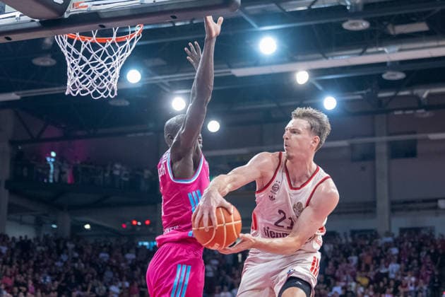 Kur Jongkuch Telekom Baskets Bonn, 15 cannot prevent Justus Hollatz FC Bayern Muenchen, 21 Telekom Baskets Bonn vs FC Bayern Muenchen, basketball, e@sy credit BBL, semi-final, 3 match, 2025 2026 season, 04 06 2026 Telekom Baskets Bonn vs FC Bayern Muenchen, basketball, e@sy credit BBL, semi-final, 3 match, 2025 2026 season, 04 06 2026 Bonn Copyright: xEibner-Pressefoto ThomasxHaeslerx EP_THR