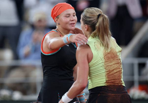 Diana Shnaider of Russia hugs Maja Chwalinska of Poland French Open Tennis, Day Twelve, Tennis, Roland Garros, Paris, France - 04 Jun 2026Paris Roland Garros France EDITORIAL USE ONLY No use with unauthorised audio, video, data, fixture lists, club league logos or live services. Online in-match use limited to 120 images, no video emulation. No use in betting, games or single club league player publications. Copyright: xEllaxLing Shutterstockx 16906559cd