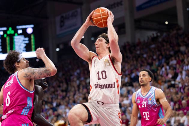 Justinian JESSUP FCB 10, mi on ball, throw in jump, in duel against Michael KESSENS BON 6, left and Joel AMINU BON 21, right , action, final score 57 77, Basketball 1 Bundesliga Telekom Baskets Bonn FC Bayern Muenchen Basketball Munich BON vs FCB Playoffs, Semifinal, 3 Game, in T E L E C O M D O M E, on 27 05 2026, Â