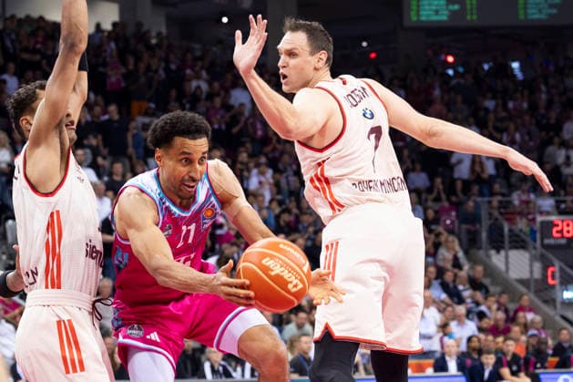 Joel AMINU BON 21, mi on the ball in a duel against Oscar DA SILVA FCB 1, left and Johannes VOIGTMANN FCB 7, right , action, final score 57 77, Basketball 1 Bundesliga Telekom Baskets Bonn FC Bayern Muenchen Basketball Munich BON vs FCB Playoffs, semi-final, 3 game, in T E L E K O M D O M E, on 27 05 2026, Â