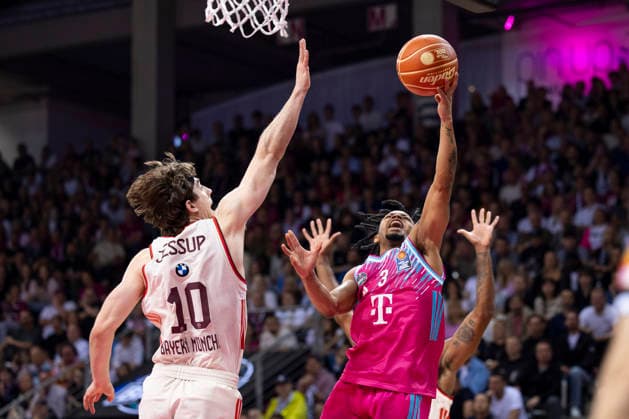 Zachery COOKS BON 3, right on the ball, throw to the basket, in a duel against Justinian JESSUP FCB 10, left, action final score 57 77, Basketball 1 Bundesliga Telekom Baskets Bonn FC Bayern Muenchen Basketball Munich BON vs FCB Playoffs, semi-final, 3 game, in T E L E K O M D O M E, on 27 05 2026,