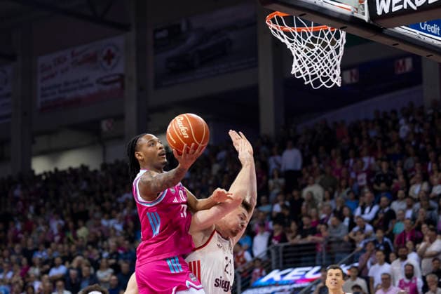Jalen FINCH BON 0, left on ball, throw to basket, in duel against Justus HOLLATZ FCB 21, right , action final score 57 77, Basketball 1 Bundesliga Telekom Baskets Bonn FC Bayern Muenchen Basketball Munich BON vs FCB Playoffs, Semifinal, 3 Game, in T E L E C O M D O M E, on 27 05 2026,