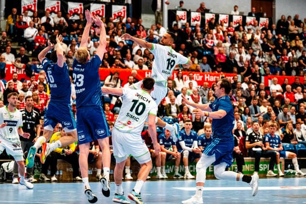 04 06 2026, xdobgx, Handball Daikin HBL, Handball Sport Verein Hamburg HSG Wetzlar v l Elias Kofler Handball Sport Verein Hamburg, 6 , Einar Olafsson Handball Sport Verein Hamburg, 23 , Josip Simic HSG Wetzlar, 10 , Philipp Ahouansou HSG Wetzlar, 19 beim Wurf, in action, throwing, Andreas Magaard Handball Sport Verein Hamburg, 4 Hamburg