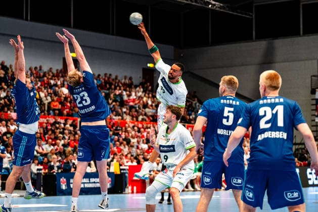 04 06 2026, xdobgx, Handball Daikin HBL, Handball Sport Verein Hamburg HSG Wetzlar v l Niklas Weller Handball Sport Verein Hamburg, 13 , Einar Olafsson Handball Sport Verein Hamburg, 23 , Philipp Ahouansou HSG Wetzlar, 19 beim Wurf, in action, throwing, Niklas Theiss HSG Wetzlar, 9 , Oliver Norlyk Handball Sport Verein Hamburg, 5 , Frederik Bo Andersen Handball Sport Verein Hamburg, 21 Hamburg