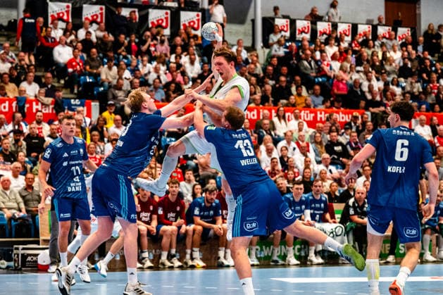 04 06 2026, xdobgx, Handball Daikin HBL, Handball Sport Verein Hamburg HSG Wetzlar v l Einar Olafsson Handball Sport Verein Hamburg, 23 , Justin Mueller HSG Wetzlar, 25 , Niklas Weller Handball Sport Verein Hamburg, 13 duel, duel, fight, tackle Hamburg
