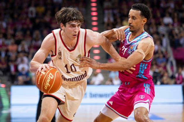 Justinian JESSUP FCB 10, left on ball, in duel against Joel AMINU BON 21, right , action final score 57 77, Basketball 1 Bundesliga Telekom Baskets Bonn FC Bayern Muenchen Basketball Munich BON vs FCB Playoffs, Semifinal, 3 Game, in T E L E C O M D O M E, on 27 05 2026, Â