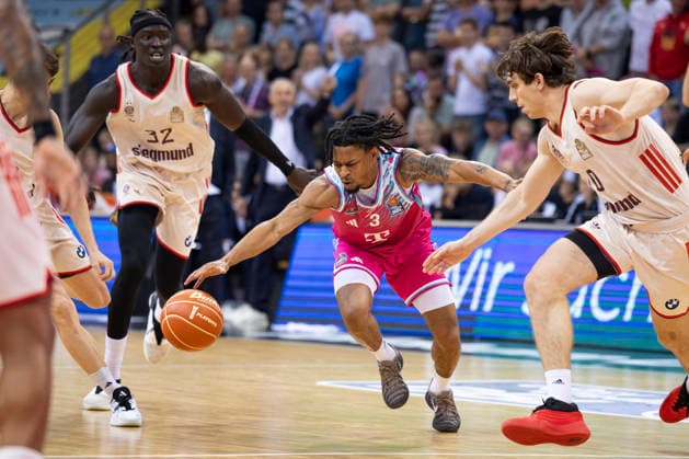 Zachery COOKS BON 3, mi on the ball in a duel against Wenyen GABRIEL FCB 32, left and Justinian JESSUP FCB 10, right , action final score 57 77, Basketball 1 Bundesliga Telekom Baskets Bonn FC Bayern Muenchen Basketball Munich BON vs FCB Playoffs, Semifinal, 3 Game, in T E L E C O M D O M E, on 27 05 2026, Â