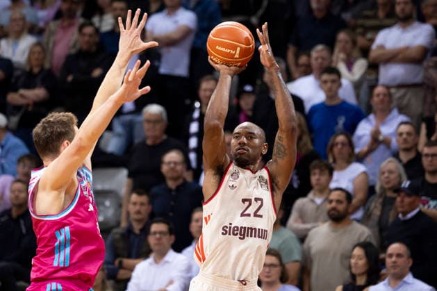 Isiaha MIKE FCB 22, right on the ball, throwing, in a duel against Patrick HECKMANN BON 33, left, action final score 57 77, Basketball 1 Bundesliga Telekom Baskets Bonn FC Bayern Muenchen Basketball Munich BON vs FCB Playoffs, Semifinal, 3 Game, in T E L E C O M D O M E, on 27 05 2026, Â