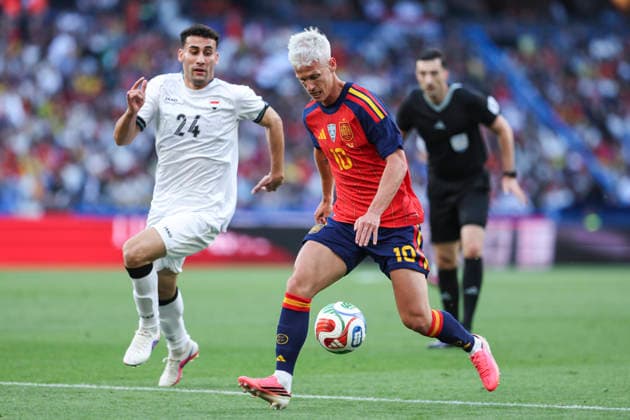 June 4, 2026, A Coruna, A Coruna, SPAIN: Zaid Ismail of Irak and Dani Olmo of Spain in action during the friendly international football match played between Spain and Iraq ahead the FIFA World Cup, WM, Weltmeisterschaft, Fussball 2026 at Abanca Balaidos stadium on June 04, 2026, in A Coruna, Spain. A Coruna SPAIN - ZUMAa181 20260604_zaa_a181_146 Copyright: xIrinaxR.xHipolitox