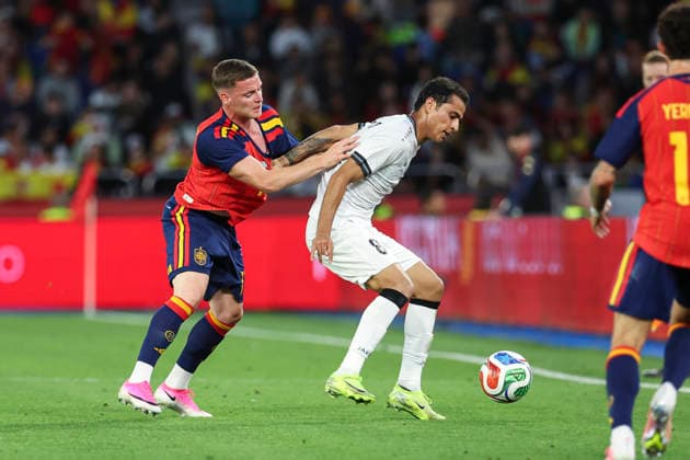 June 4, 2026, A Coruna, A Coruna, SPAIN: Sergio Gomez of Spain and Ibrahim Bayesh of Iraq in action during the friendly international football match played between Spain and Iraq ahead the FIFA World Cup, WM, Weltmeisterschaft, Fussball 2026 at Abanca Balaidos stadium on June 04, 2026, in A Coruna, Spain. Spain V Iraq - FIFA World Cup 2026 - ZUMAa181 20260604_zaa_a181_179 Copyright: xIrinaxR.xHipolitox