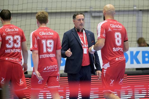 Aaron Mensing MT Melsungen 33 , Reynir Thor Stefansson MT Melsungen 19 , Jesper Larsson Sports Director MT Meslungen , Adrian Sipos MT Melsungen 8 L R , GER, MT Melsungen Fuechse Berlin, Handball, 1 Bundesliga, 33 Matchday, Season 2025 2026, 04 06 2026, GER, MT Melsungen Fuechse Berlin, Handball, 1 Bundesliga, 33 Matchday, Season 2025 2026, 04 06 2026 Kassel Copyright: xEibner-Pressefotox xRolandxSippelx EP_RSL