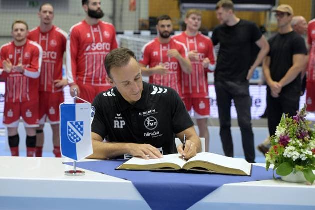 Roberto Garcia Parrondo Coach MT Melsungen at the entry in the golden book of the city of Kassel , GER, MT Melsungen Fuechse Berlin, Handball, 1 Bundesliga, 33 Matchday, Season 2025 2026, 04 06 2026, GER, MT Melsungen Fuechse Berlin, Handball, 1 Bundesliga, 33 Matchday, Season 2025 2026, 04 06 2026 Kassel Copyright: xEibner-Pressefotox xRolandxSippelx EP_RSL