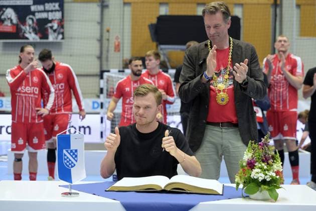 Timo Kastening MT Melsungen 73 at the entry in the Golden Book of the City of Kassel, Dr Sven Schoeller Lord Mayor of the City of Kassel R , GER, MT Melsungen Fuechse Berlin, Handball, 1 Bundesliga, 33 Matchday, Season 2025 2026, 04 06 2026, GER, MT Melsungen Fuechse Berlin, Handball, 1 Bundesliga, 33 Matchday, Season 2025 2026, 04 06 2026 Kassel Copyright: xEibner-Pressefotox xRolandxSippelx EP_RSL