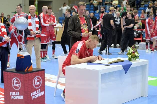 Dainis Kristopans MT Melsungen 10 at the entry in the golden book of the city of Kassel, Dr Sven Schoeller Lord Mayor of the city of Kassel behind , EHF Cup L , GER, MT Melsungen Fuechse Berlin, Handball, 1 Bundesliga, 33 Matchday, Season 2025 2026, 04 06 2026, GER, MT Melsungen Fuechse Berlin, Handball, 1 Bundesliga, 33 Matchday, Season 2025 2026, 04 06 2026 Kassel Copyright: xEibner-Pressefotox xRolandxSippelx EP_RSL