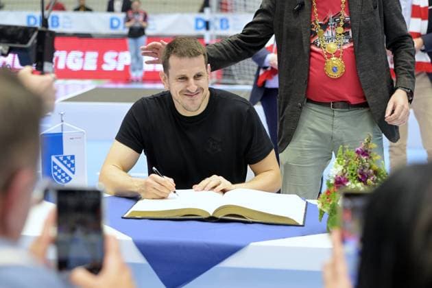 Nebojsa Simic Goalkeeper MT Melsungen 16 at the entry in the golden book of the city of Kassel, Dr Sven Schoeller Lord Mayor of the city of Kassel R , GER, MT Melsungen Fuechse Berlin, Handball, 1 Bundesliga, 33 Matchday, Season 2025 2026, 04 06 2026, GER, MT Melsungen Fuechse Berlin, Handball, 1 Bundesliga, 33 Matchday, Season 2025 2026, 04 06 2026 Kassel Copyright: xEibner-Pressefotox xRolandxSippelx EP_RSL
