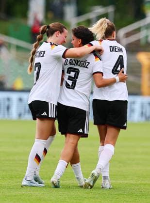 Germany Denmark international U23 Women Leipzig, 04 06 2026, Alfred Kunze Sportpark, Soccer, U23 Women, International match BR GERMANY GER vs DENMARK DEN 2 0 2 0 , Goal for Germany 2 0 In the picture goal celebration around goal scorer Dilara Acikgöz 3, GER, Frankfurt V l Sarah Mattner 7, GER, St Poelten , Dilara Acikgöz 3, GER, Frankfurt and Vanessa Diehm 4, GER, Hoffenheim , Picture Point