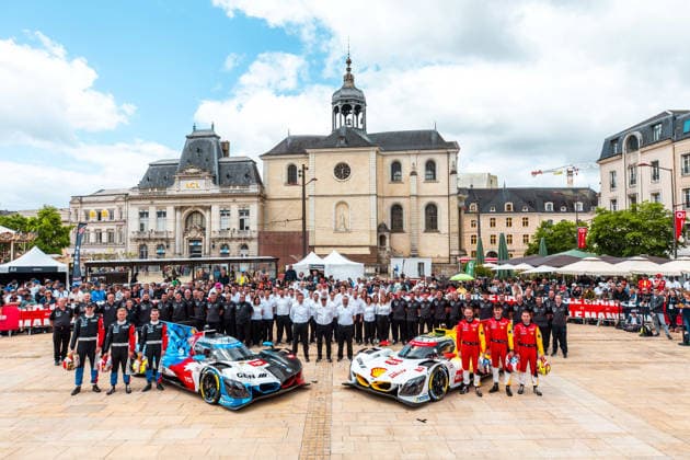 24 HEURES DU MANS 2026 - PESAGE 15 MAGNUSSEN Kevin (dnk), MARCIELLO Raffaele (swi), VANTHOOR Dries (bel), BMW M Team WRT, BMW M Hybrid V8 15, Hypercar, action, 20 FRIJNS Robin (nld), RAST Renà (ger), VAN DER LINDE Sheldon (zaf), BMW M Team WRT, BMW M Hybrid V8 20, Hypercar, action during Le Pesage of the 24 Hours of Le Mans 2026, 3rd round of the 2026 FIA World Endurance Championship, from June 5 to 6, 2026 on the Place de la Rà publique in Le Mans, France - Le MansFrance Copyright: xDPPIx