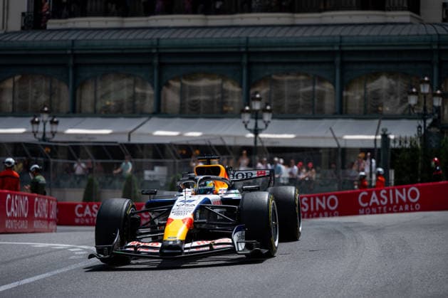 Arvid Lindblad Visa Cash App Racing Bulls F1 Team, Great Britain, 41 in VCARB 03 in front of the Hotel de Paris, MCO, Formula 1 World Championship, Monaco Grand Prix, Monte Carlo, Free Practice, 2026 season, 05 06 2026 MCO, Formula 1 World Championship, Monaco Grand Prix, Monte Carlo, Free Practice, 2026 season, 05 06 2026 Monte Carlo Copyright: xEibner-Pressefoto Memmlerx EP_MMR