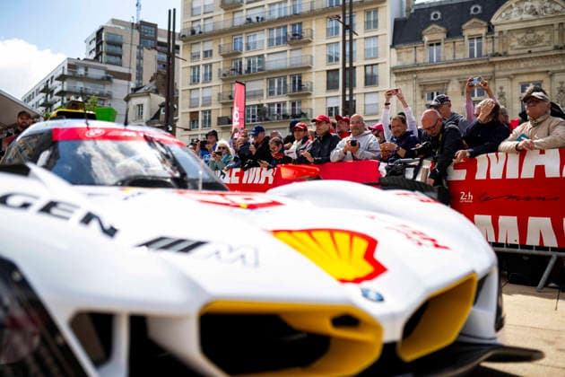 24 HEURES DU MANS 2026 - PESAGE 20 FRIJNS Robin (nld), RAST Renà (ger), VAN DER LINDE Sheldon (zaf), BMW M Team WRT, BMW M Hybrid V8 20, Hypercar, during Le Pesage of the 24 Hours of Le Mans 2026, 3rd round of the 2026 FIA World Endurance Championship, from June 5 to 6, 2026 on the Place de la Rà publique in Le Mans, France - Le MansFrance Copyright: xFabrizioxBoldonix