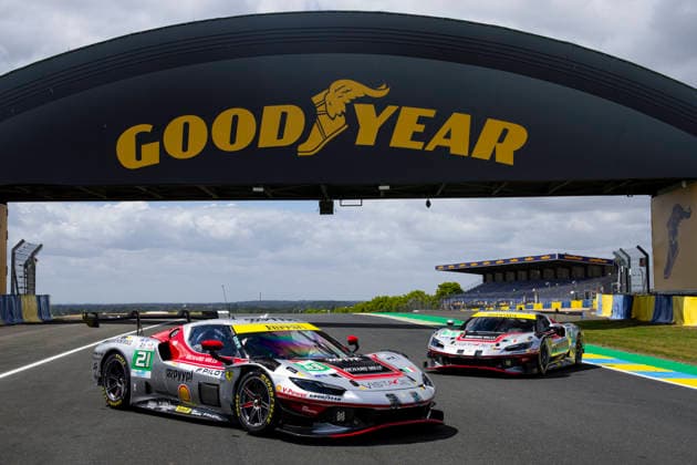 24 HEURES DU MANS 2026 - PESAGE 21 HERIAU Francois (fra), MANN Simon (usa), ROVERA Alessio (ita), Vista AF Corse, Ferrari 296 LMGT3 Evo 21, LM GT3, 54 CASTELLACCI Francesco (ita), FLOHR Thomas (sui), RIGON Davide (ita), Vista AF Corse, Ferrari 296 GT3 Evo 54, LM GT3, ambiance during Le Pesage of the 24 Hours of Le Mans 2026, 3rd round of the 2026 FIA World Endurance Championship, from June 5 to 6, 2026 on the Place de la RÃ publique in Le Mans, France - Le MansFrance Copyright: xJULIENxDELFOSSEx