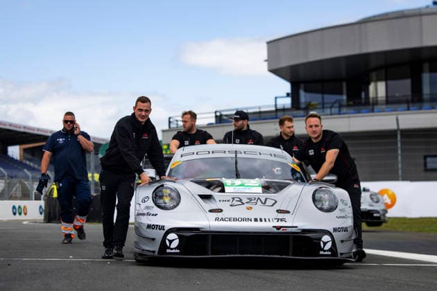 24 HEURES DU MANS 2026 - PESAGE 92 SHAHIN Yasser (aus), PERA Riccardo (ita), LIETZ Richard (aut), The Bend Manthey, Porsche 911 GT3 R LMGT3 92, LM GT3, ambiance during Le Pesage of the 24 Hours of Le Mans 2026, 3rd round of the 2026 FIA World Endurance Championship, from June 5 to 6, 2026 on the Place de la RÃ publique in Le Mans, France - Le MansFrance Copyright: xJULIENxDELFOSSEx