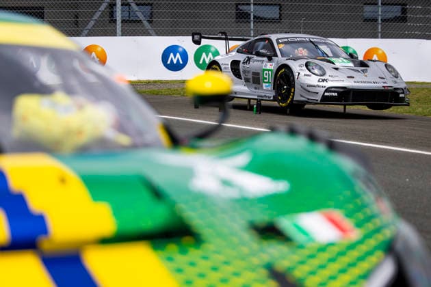 24 HEURES DU MANS 2026 - PESAGE 91 COTTINGHAM James (gbr), BOGUSLAVSKIY Timur, GUVEN Ayhancan (tur), Manthey DK Engineering, Porsche 911 GT3 R LMGT3 91, LM GT3, ambiance during Le Pesage of the 24 Hours of Le Mans 2026, 3rd round of the 2026 FIA World Endurance Championship, from June 5 to 6, 2026 on the Place de la RÃ publique in Le Mans, France - Le MansFrance Copyright: xJULIENxDELFOSSEx