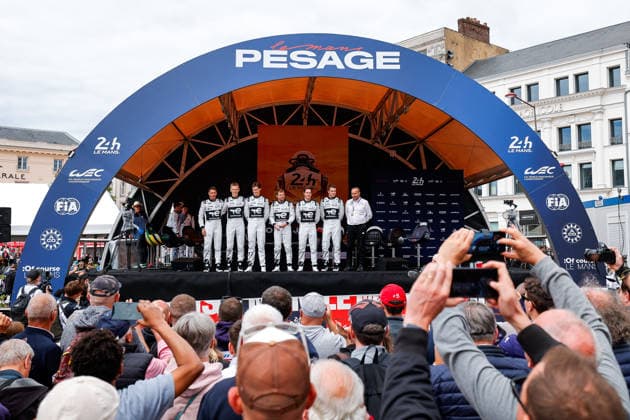 24 HEURES DU MANS 2026 - PESAGE 93 DI RESTA Paul (gbr), VANDOORNE Stoffel (bel), CASSIDY Nick (nzl), Peugeot TotalEnergies, Peugeot 9X8 93, Hypercar, 94 DUVAL Loïc (fra), JAKOBSEN Malthe (dnk), POURCHAIRE Thà o (fra), Peugeot TotalEnergies, Peugeot 9X8 94, Hypercar, portrait during Le Pesage of the 24 Hours of Le Mans 2026, 3rd round of the 2026 FIA World Endurance Championship, from June 5 to 6, 2026 on the Place de la Rà publique in Le Mans, France - Le MansFrance Copyright: xPauloxMariax