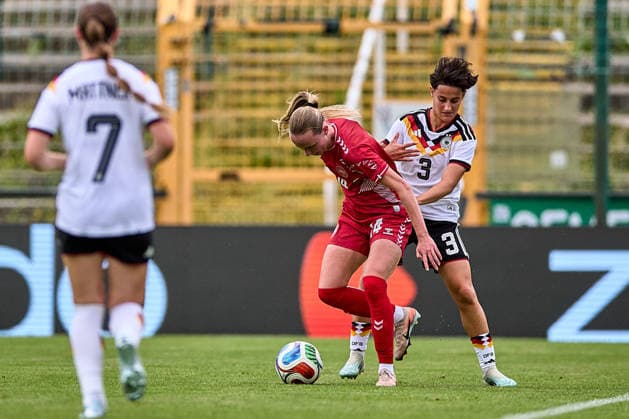 04 06 2026, GER, Womens soccer, International test matches, Friendly match, 2026, Germany U23 Denmark U23 Nikoline Dudek 14, Denmark U23, li , Dilara Ackigöz 3, Germany U23w , Action, with ball, duel Leipzig Alfred Kunze Sportpark Sachsen Germany