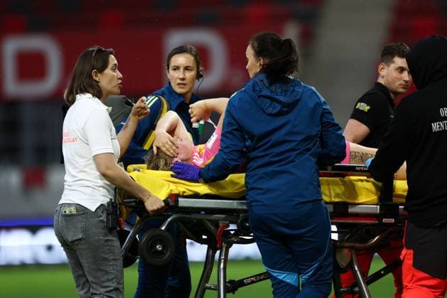 Fußball, Frauen, WM Quali, Schottland - Israel #4 Erin Cuthbert of Scotland Women is stretchered off injured Scotland Women v Israel Women, FIFA 2027 Women s World Cup Qualifying, Football, Bozsnik Arena, Budapest, Hungary - 05 Jun 2026Budapest Bozsnik Arena Hungary EDITORIAL USE ONLY No use with unauthorised audio, video, data, fixture lists, club league logos or live services. Online in-match use limited to 120 images, no video emulation. No use in betting, games or single club league player publications. Copyright: xNikolaxKrstic Shutterstockx 16911189de
