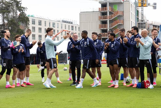 SOCCER - FIFA World Cup, WM, Weltmeisterschaft, Fussball 2026, preview SANTA BARBARA,CALIFORNIA,USA,05.JUN.26 - SOCCER - FIFA World Cup 2026, USA, Mexico, Canada, training. Image shows video analyst Michael Brownlow, head coach Ralf Rangnick, David Alaba (AUT) and the team of AUT. GEPAxpictures xArminxRauthner