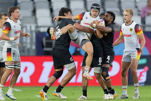 New Zealand Germany, SVNS Rugby World Championship Max Roddick Germany, 9 is held high by Rob Rush, Ngarohi McGarvey Black and Akuila Rokolisoa, Anton Gleitze Germany, 10 and Wolfram Hacker Germany, 17, on the right are not allowed to intervene Second group match of the German team against the All Blacks Sevens from New Zealand Third tournament of the SVNS World Championship, Sevens Rugby World Cup from June 5 to 7, 2026 in Bordeaux France Day 1, group matches on June 5, 2026 , Bordeaux Region Nouvelle Aquitaine France Stade Atlantique