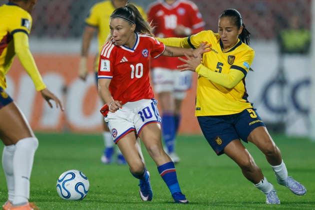 Futbol, Chile vs Ecuador. Fecha 8, Liga de Naciones Femenina 2026. La jugadora de Chile Yanara Aedo, izquierda, disputa el balon con Stefany Cedeno de Ecuador durante el partido de la Liga de Naciones femenina realizado en el estadio Nacional de Santiago, Chile. 05 06 2026 Andres Pina Photosport Football, Chile vs Ecuador. 8th turn, 2026 Women™s Nations League. Chile™s player Yanara Aedo, left, vies for the ball against Stefany Cedeno of Ecuador during a Women™s Nations League match at Nacional stadium in Santiago, Chile. 05 06 2026 Andres Pina Photosport Chile vs Ecuador, Liga de Naciones Femenina 2026
