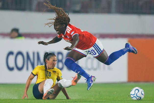 Futbol, Chile vs Ecuador. Fecha 8, Liga de Naciones Femenina 2026. La jugadora de Chile Mary Valencia, centro, disputa el balon con Ligia Moreira de Ecuador durante el partido de la Liga de Naciones femenina realizado en el estadio Nacional de Santiago, Chile. 05 06 2026 Andres Pina Photosport Football, Chile vs Ecuador. 8th turn, 2026 Women™s Nations League. Chile™s player Mary Valencia, center, vies for the ball against Ligia Moreira of Ecuador during a Women™s Nations League match at Nacional stadium in Santiago, Chile. 05 06 2026 Andres Pina Photosport Chile vs Ecuador, Liga de Naciones Femenina 2026