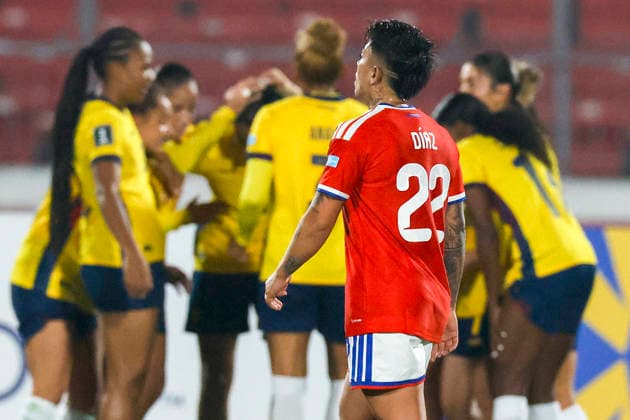 Futbol, Chile vs Ecuador. Fecha 8, Liga de Naciones Femenina 2026. La jugadora de Chile Valentina Diaz, centro, se lamenta tras el gol de Ecuador durante el partido de la Liga de Naciones femenina disputado en el estadio Nacional de Santiago, Chile. 05 06 2026 Andres Pina Photosport Football, Chile vs Ecuador. 8th turn, 2026 Women™s Nations League. Chile™s player Valentina Diaz, center, reacts after Ecuador™s goal during a Women™s Nations League match at Nacional stadium in Santiago, Chile. 05 06 2026 Andres Pina Photosport Chile vs Ecuador, Liga de Naciones Femenina 2026