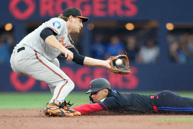 June 5, 2026, Toronto, On, CANADA: Baltimore Orioles shortstop Gunnar Henderson (2) tags out Toronto Blue Jays Andràs Gimà nez (0) on a steal attempt during second inning American League, MLB, Baseball Herren, USA baseball action in Toronto on Friday, June 5, 2026. Canada News - June 5, 2026 - ZUMAc35_ 20260605_zaf_c35_088 Copyright: xNathanxDenettex