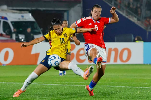 Futbol, Chile vs Ecuador. Fecha 8, Liga de Naciones Femenina 2026. La jugadora de Chile Sonya Keefe, derecha, disputa el balon con Ligia Moreira de Ecuador durante el partido de la Liga de Naciones femenina realizado en el estadio Nacional de Santiago, Chile. 05 06 2026 Andres Pina Photosport Football, Chile vs Ecuador. 8th turn, 2026 Women™s Nations League. Chile™s player Sonya Keefe, right, vies for the ball against Ligia Moreira of Ecuador during a Women™s Nations League match at Nacional stadium in Santiago, Chile. 05 06 2026 Andres Pina Photosport Chile vs Ecuador, Liga de Naciones Femenina 2026