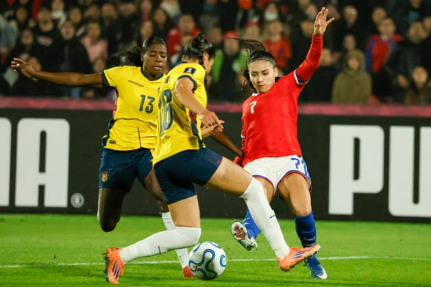 Futbol, Chile vs Ecuador. Fecha 8, Liga de Naciones Femenina 2026. La jugadora de Chile Vaitiare Pardo, derecha, disputa el balon con la defensa de Ecuador durante el partido de la Liga de Naciones femenina realizado en el estadio Nacional de Santiago, Chile. 05 06 2026 Andres Pina Photosport Football, Chile vs Ecuador. 8th turn, 2026 Women™s Nations League. Chile™s player Vaitiare Pardo, right, vies for the ball against Ecuador™s defense during a Women™s Nations League match at Nacional stadium in Santiago, Chile. 05 06 2026 Andres Pina Photosport Chile vs Ecuador, Liga de Naciones Femenina 2026