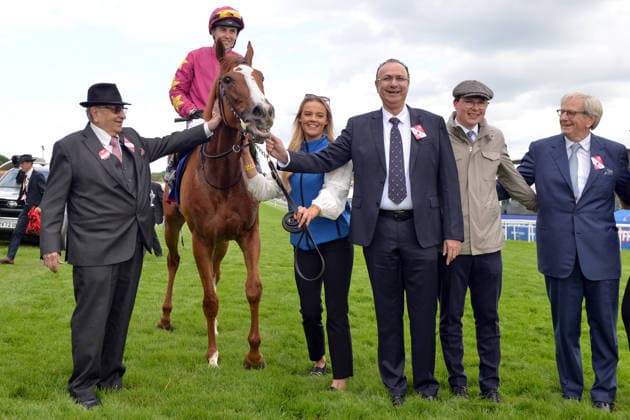 05 06 2026, Epsom, Surrey, GBR Thundering On with Dylan Browne McMonagle up, owner Shapoor Mistry third from right and trainer Joseph O Brien second from right after winning the Epsom Oaks Epsom Downs racecourse Horse, Jockey, Thundering On, Mcmonagle, Win, Owner, Trainer, O Brien, Mistry 260605C993EPSOM JPG