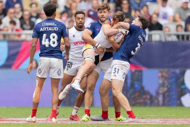 Germany France, SVNS Rugby World Championship Anton Gleitze Germany, 10 is lifted into the air by Antoine Zeghdar France, 8 and Celian Pouzelgues France, 31 and thus taken out of the game Enahemo Artaud France, 48 on the left, Makonnen Amekuedi Germany in the background, 60 is not allowed to intervene Third group match between Germany and France Third tournament of the SVNS World Championship, Sevens Rugby World Cup from June 5 to 7, 2026 in Bordeaux France Day 2, group matches on June 6, 2026 , Bordeaux Region Nouvelle Aquitaine France Stade Atlantique