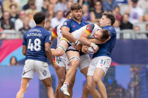 Germany France, SVNS Rugby World Championship Anton Gleitze Germany, 10 is lifted into the air by Antoine Zeghdar France, 8 and Celian Pouzelgues France, 31 and thus taken out of the game Enahemo Artaud France, 48 on the left, Makonnen Amekuedi Germany in the background, 60 is not allowed to intervene Third group match between Germany and France Third tournament of the SVNS World Championship, Sevens Rugby World Cup from June 5 to 7, 2026 in Bordeaux France Day 2, group matches on June 6, 2026 , Bordeaux Region Nouvelle Aquitaine France Stade Atlantique