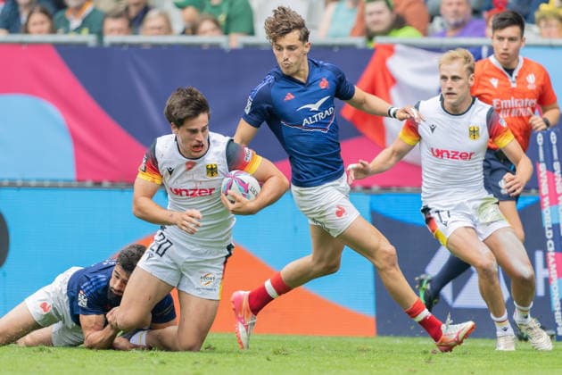 Germany France, SVNS Rugby World Championship Lennox Wiese Germany, 20 goes down after a tackle from Rayan Rebbadj France, 26 On the right Gregoire Arfeuil France, 59 and Wolfram Hacker Germany, 17 accompany the duel Third group match between Germany and France Third tournament of the SVNS World Championship, Sevens Rugby World Cup from June 5 to 7, 2026 in Bordeaux France Day 2, group matches on June 6, 2026 , Bordeaux Region Nouvelle Aquitaine France Stade Atlantique