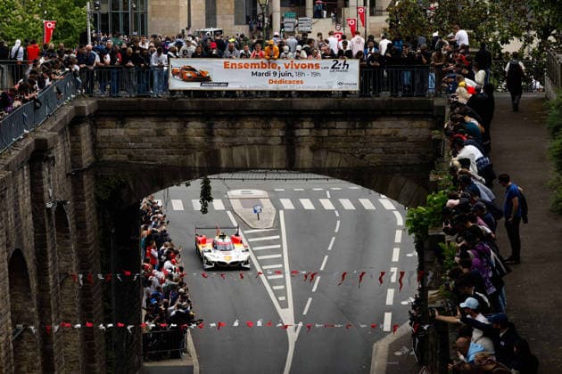 24 HEURES DU MANS 2026 - CITY CENTRE PARADE 20 FRIJNS Robin (nld), RAST Renà (ger), VAN DER LINDE Sheldon (zaf), BMW M Team WRT, BMW M Hybrid V8 20, Hypercar, action, during the City Center Parade of the 24 Hours of Le Mans 2026, 3rd round of the 2026 FIA World Endurance Championship, on June 6, 2026 in Le Mans, France - Le MansFrance Copyright: xFREDERICxLExFLOCxHx