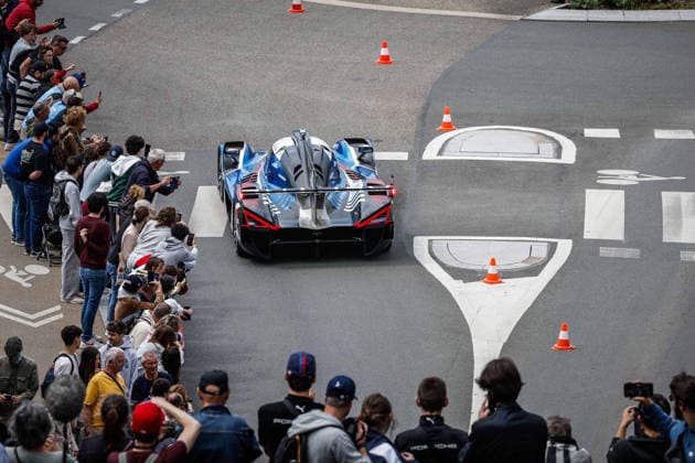 24 HEURES DU MANS 2026 - CITY CENTRE PARADE 35 FELIX DA COSTA Antonio (prt), MILESI Charles (fra), HABSBURG Ferdinand (aut), Alpine Endurance Team, Alpine A424 35, Hypercar, action, during the City Center Parade of the 24 Hours of Le Mans 2026, 3rd round of the 2026 FIA World Endurance Championship, on June 6, 2026 in Le Mans, France - Le MansFrance Copyright: xFREDERICxLExFLOCxHx