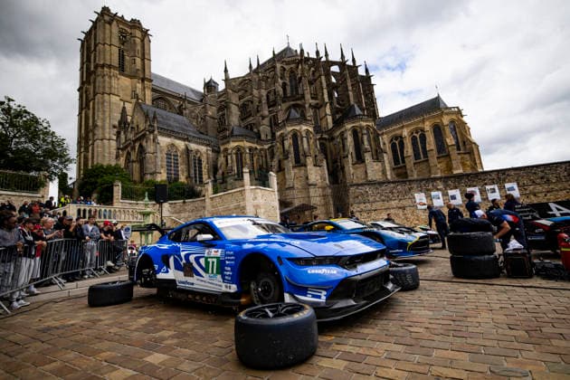 24 HEURES DU MANS 2026 - CITY CENTRE PARADE 77 POWELL Eric (usa), TUCK Ben (gbr), PRIAULX Sebastian (gbr), Proton Competition, Ford Mustang LMGT3 77, LM GT3, action during the City Center Parade of the 24 Hours of Le Mans 2026, 3rd round of the 2026 FIA World Endurance Championship, on June 6, 2026 in Le Mans, France - Le MansFrance Copyright: xJULIENxDELFOSSEx