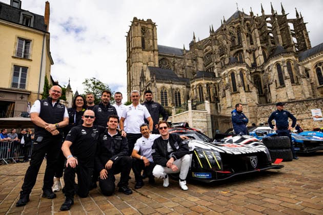 24 HEURES DU MANS 2026 - CITY CENTRE PARADE 93 DI RESTA Paul (gbr), VANDOORNE Stoffel (bel), CASSIDY Nick (nzl), Peugeot TotalEnergies, Peugeot 9X8 93, Hypercar, portrait during the City Center Parade of the 24 Hours of Le Mans 2026, 3rd round of the 2026 FIA World Endurance Championship, on June 6, 2026 in Le Mans, France - Le MansFrance Copyright: xJULIENxDELFOSSEx
