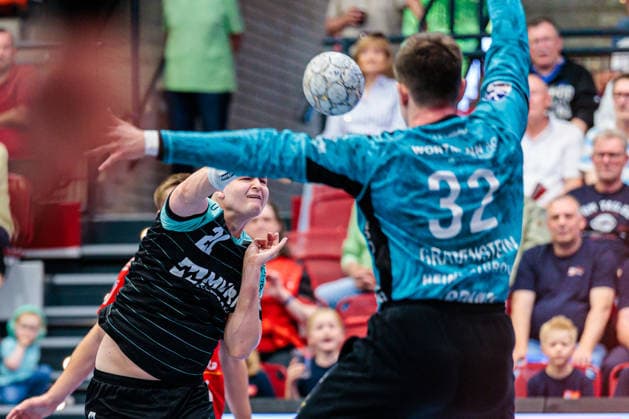 L R Martin Schmiedt HC Oppenweiler Backnang, 21 in goal throw against Leon Grabenstein TuS N Luebbecke, 32 GER, TuS N Luebbecke vs HC Oppenweiler Backnang, Handball, 2 Bundesliga, Matchday 34, Season 2025 2026, 06 06 2026 GER, TuS N Luebbecke vs HC Oppenweiler Backnang, Handball, 2 Bundesliga, Matchday 34, Season 2025 2026, 06 06 2026 Luebbecke Copyright: xEibner-Pressefoto JanxRollingerx EP_JSK