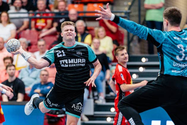 L R Martin Schmiedt HC Oppenweiler Backnang, 21 in goal throw against Leon Grabenstein TuS N Luebbecke, 32 GER, TuS N Luebbecke vs HC Oppenweiler Backnang, Handball, 2 Bundesliga, Matchday 34, Season 2025 2026, 06 06 2026 GER, TuS N Luebbecke vs HC Oppenweiler Backnang, Handball, 2 Bundesliga, Matchday 34, Season 2025 2026, 06 06 2026 Luebbecke Copyright: xEibner-Pressefoto JanxRollingerx EP_JSK