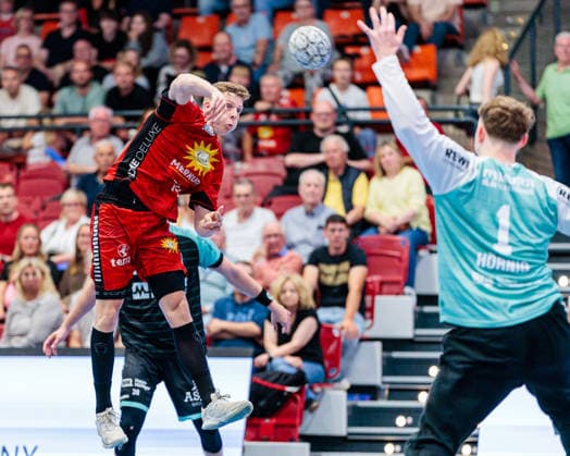 L R Alexander Schulze TuS N Luebbecke, 14 in goal throw against Dave Hoernig HC Oppenweiler Backnang, 01 GER, TuS N Luebbecke vs HC Oppenweiler Backnang, Handball, 2 Bundesliga, Matchday 34, Season 2025 2026, 06 06 2026 GER, TuS N Luebbecke vs HC Oppenweiler Backnang, Handball, 2 Bundesliga, Matchday 34, Season 2025 2026, 06 06 2026 Luebbecke Copyright: xEibner-Pressefoto JanxRollingerx EP_JSK